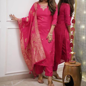 Tissu Chanderi en viscose rose brodé Kurti avec jacquard Dupatta et pantalon uni pour mariages et fêtes Style Salwar - Product Image 1