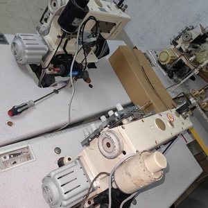 Machine à coudre à point de recouvrement d'occasion fabriquée au Japon avec moteur pour usage domestique - Product Image 3