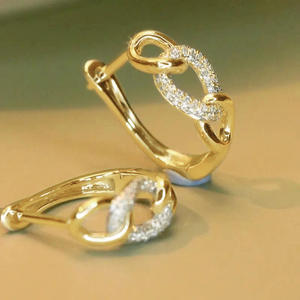 Pendientes de Aro Paul 1971 en Oro Blanco con Incrustaciones de Diamantes, Joyería Fina de Lujo para Mujer, Diseño Geométrico - Product Image 3