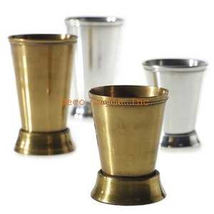 Vase en métal de Zélande - Product Image 1