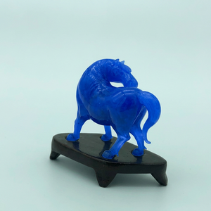 Figurine de cheval en verre bleu, décoration de bureau moderne, pièce unique, forme irrégulière - Product Image 1