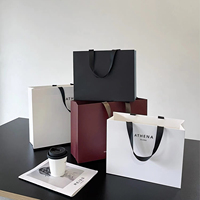 Sacs en papier de luxe pour cartes d'art avec poignée en ruban, enduits naturels et stratifiés par points UV pour l'emballage de vêtements et de chaussures