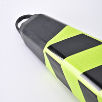 Cône de signalisation routière carré réfléchissant en caoutchouc et plastique avec anneau de levage pour la sécurité routière et l'interdiction de stationnement