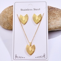 Ensemble de Bijoux Collier et Boucles d'Oreilles avec Pendentifs Créatures Marines Circulaires, Ovales, Cœurs et Rayures Irrégulières en Acier Inoxydable Plaqué Or