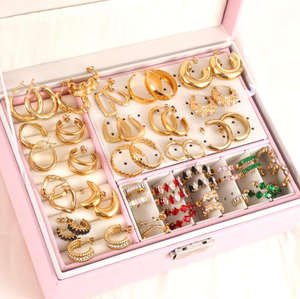 Pendientes gruesos de joyería fina que no se deslustran, pendientes tipo huggie huecos en forma de U, pendientes de acero inoxidable chapados en oro de 18k para niña - Product Image 6