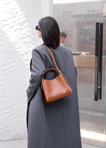 ODM y OEM, Primavera/Verano 2026, Nuevo Bolso de Hombro y Bandolera Casual de Moda, Bolso Tipo Cubo de Cuero Genuino Premium con Grabado para Mujer - Product Image 5