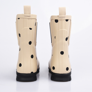Une paire de bottes de <span class=keywords><strong>pluie</strong></span> pour femmes, imperméables et douces, de couleur <span class=keywords><strong>beige</strong></span>, avec motifs circulaires noirs - Product Image 4