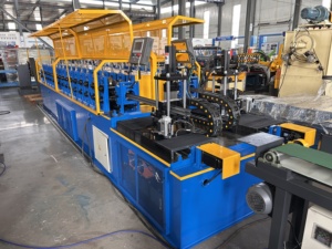 Machine de fabrication de poteaux de clôture <span class=keywords><strong>Colorland</strong></span> populaire en Australie, machine de formage de profilés de clôture avec moteur à engrenages PLC, facile à utiliser, 380V - Product Image 2