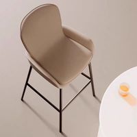 Tabouret de bar nordique avec dossier en cuir, siège rembourré, sans accoudoirs, design moderne, structure en fer, usage commercial, restaurant, bar, café