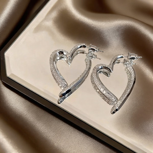 Pendientes Tiyo con Corte Asscher en Forma de Corazón, Color Dorado, para Uso Diario de Mujer, Chapados en Oro de 14K, Aleación de Zinc, Estilo Moderno, Zhejiang - Product Image 2