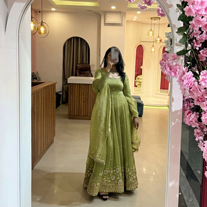 Robe Anarkali en soie brodée verte, longueur ras du sol, tenue traditionnelle indienne et pakistanaise pour mariage, coupe régulière extensible pour femme - Product Image 1