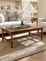 Table basse rectangulaire en bois massif sculpté de style français vintage, ambiance sophistiquée et haut de gamme inspirée du style campagnard américain pour salon