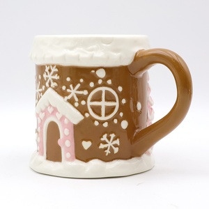 Tasse à café/chocolat chaud en céramique, motif maison de pain d'épices nostalgique en 3D, gaufrée, faite à la main, cadeau de Noël mignon et personnalisé - Product Image 3