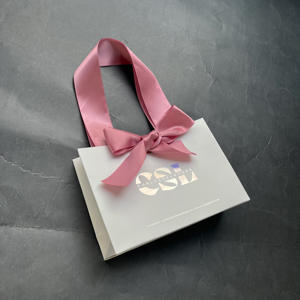Sacs en papier de luxe personnalisés et élégants avec estampage holographique, poignée en ruban, sacs cadeaux pour Noël, la Saint-Valentin, les mariages et les fêtes - Product Image 4