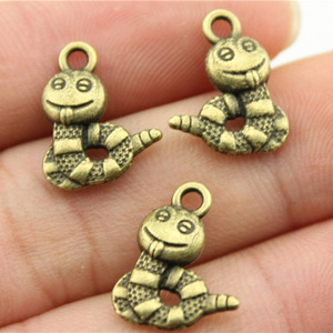 Pendentif Serpent Souriant en Alliage de Zinc Argent Vieilli 16x12mm, Motif Serpent à Cliquet Enroulé, pour Décoration de Lanière d'Éleveur de Reptiles - Product Image 3