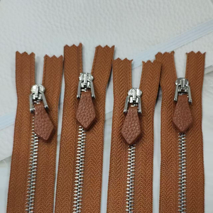 Haute Qualité 3 #   Fermeture éclair métallique avec tirette en cuir marron, fermeture éclair métallique personnalisée à extrémité fermée pour T-shirts et polos - Product Image 1