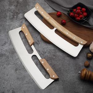 Nuovo creativo tagliapizza Rocker con <span class=keywords><strong>due</strong></span> manici in legno e copertura protettiva nera - Product Image 4