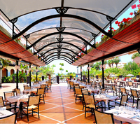 Ensembles de meubles d'extérieur commerciaux en teck J2S, chaises et tables de restaurant en bois massif tropical avec trous personnalisés pour projets de restauration