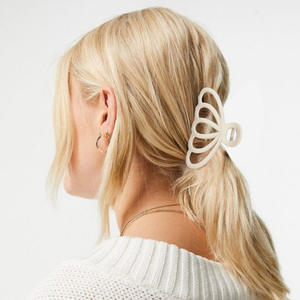 Pince à cheveux requin en plastique QX 8,5 cm – Élégante, givrée, tendance, pour femmes, usage quotidien - Product Image 2