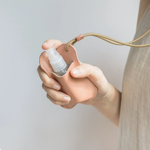 새로운 디자인 PU 가죽 손 소독제 홀더 휴대용 손 소독제 끈 포켓 소독제 커버 야외 활동 - Product Image 1