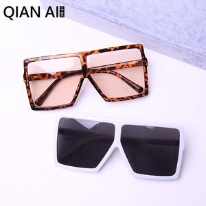 Gafas de Sol Qianai Retro Cuadradas con Marco Grande, Protección UV400, Estilo Moderno Unisex para Hombre y Mujer - Product Image 4