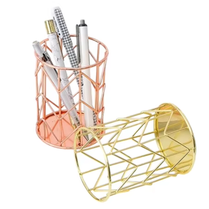Portapenne dal design unico in ferro di alta qualità con finitura nera, perfetto per organizzare articoli di <span class=keywords><strong>cancelleria</strong></span> <span class=keywords><strong>e</strong></span> forniture per l'<span class=keywords><strong>ufficio</strong></span> - Product Image 6