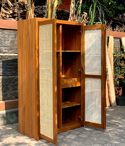 Armoire moderne en bois massif avec portes, placard de rangement sur pied pour chambre et entrée - Product Image 1