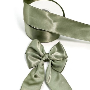 Cinta de Raso <span class=keywords><strong>Verde</strong></span> Salvia con Borde de Alambre de 1 1/2 Pulgadas, Cinta Navideña con Borde de Alambre Color Musgo Primaveral para Envolver Regalos, Coronas, Guirnaldas y Bodas - Product Image 3