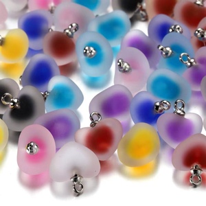 Breloques en résine acrylique givrée transparente multicolore en forme de cœur pour la fabrication de bijoux, boucles d'oreilles, colliers et accessoires - Product Image 3