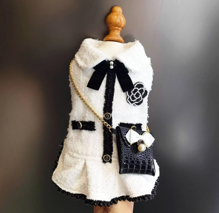 Blanco con bolsillo negro.