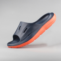 Sandales en EVA bicolores bleu glace et blanc pour femme, avec trois découpes verticales, texture cannelée, moulées en une seule pièce, légères, à bout ouvert