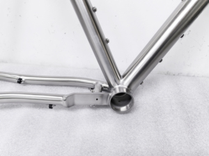 Telaio per Bicicletta Gravel in Titanio Personalizzato 650B*61c con Passaggio Cavi Esterno - Product Image 4