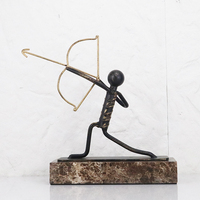 Sculpture d'archer abstraite en bronze foncé et marbre, faite à la main, moderne et luxueuse, avec base en marbre, ornement décoratif de table