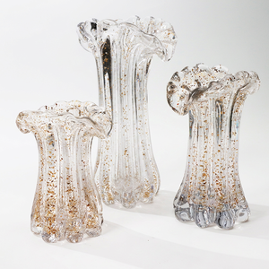Vase à fleurs de table en verre soufflé artisanal Crystal Coast, bleu, style Art Déco, durable, à volants irréguliers, pour décoration de mariage et de maison - Product Image 5
