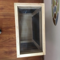 Cage d'intérieur en bois massif avec mailles noires, enclos