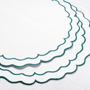 Sets de table ronds en coton et lin brodés à bord festonné avec contour incurvé pour les services de banquet et les entreprises de restauration - Product Image 1