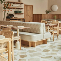 Ensemble de table à manger carrée en bois naturel avec chaises de café en rotin, canapé en tissu gris pour café et restaurant modernes
