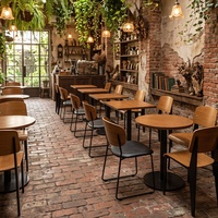 Tables et chaises rétro esthétiques, meubles aux tons vintage chaleureux pour les cafés et boulangeries de loisirs