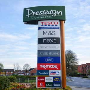 Letrero Moderno con Luces LED, Letrero Direccional Independiente para Exteriores, para Centros Comerciales, Plazas Comerciales y Parques de Negocios - Product Image 4