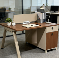 Bureau de travail et poste informatique contemporains, mobilier de bureau, ensemble bureau et chaise pour employés