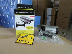 Telecamera fittizia impermeabile per esterni alimentata a energia solare, telecamera di sicurezza CCTV <span class=keywords><strong>finta</strong></span> solare e batteria - Product Image 6