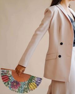 พัดเหล็กแกะสลักลายไม้ พับได้ ผ้าหุ้ม งานฝีมือพื้นบ้าน ของตกแต่งบ้าน ของขวัญทางธุรกิจ ของที่ระลึก ของชำร่วย งานปาร์ตี้ ของตกแต่งสไตล์โมเดิร์น สำหรับคนรัก - Product Image 4