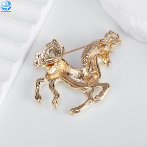 Broche licorne mignonne, bijoux cadeau, alliage plaqué or, émail blanc et noir, broche de cheval de dessin animé pour femmes et hommes, décoration de vêtements - Product Image 5