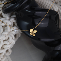 Collier Chris April en acier inoxydable 316L avec perle d'eau douce, design floral unique, breloques simples et tendance