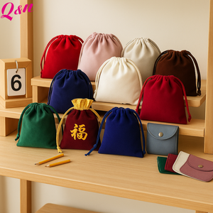 Sac en velours de haute qualité en relief Logo personnalisé pochette souple emballage sacs en velours à cordon pour cadeau de bijoux - Product Image 6