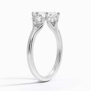 Bague de fiançailles personnalisée pour femme en or jaune 18 carats avec diamant de laboratoire taille marquise et diamants latéraux, style classique - Product Image 5