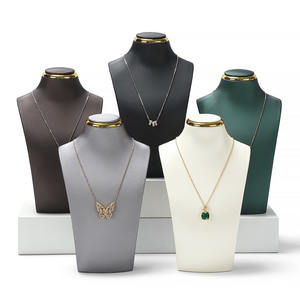 حامل عرض مجوهرات فاخر على شكل تمثال نصفي بسلسلة طويلة وقلادة معدنية ذهبية من الجلد الصناعي PU، متوفر للبيع بالجملة باللونين الأسود والأبيض - Product Image 2