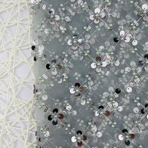 Vente directe d'usine Tissu brocart Jacquard Robe de scène pour filles Robe de mariée Dentelle Maille Trèfle à quatre feuilles Broderie de perles Paillettes 100% - Product Image 3