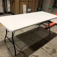 Vente directe d'usine, tables et chaises pliantes en plastique pas chères pour restaurants et cafés à Dubaï