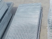 Grille en acier soudée carrée de la marque JUXIN avec garantie de 1,5 an pour l'exploitation minière, le transport de matériaux en vrac, la construction industrielle